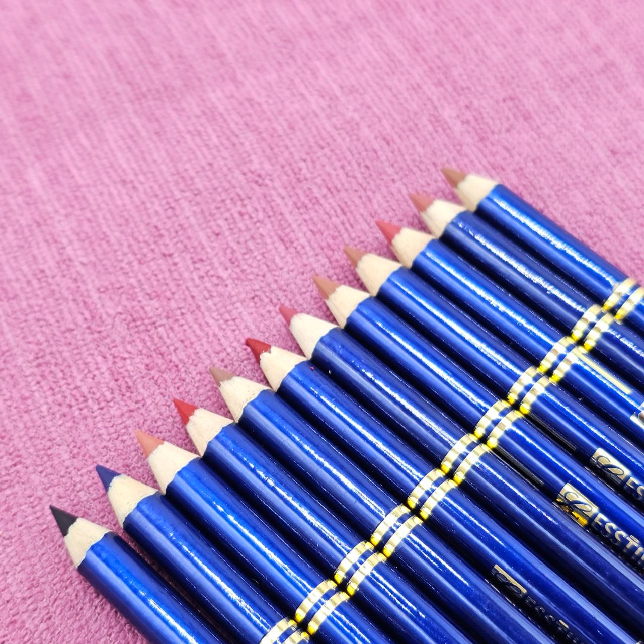 خط لب با کیفیت استی لودر Estee lauder