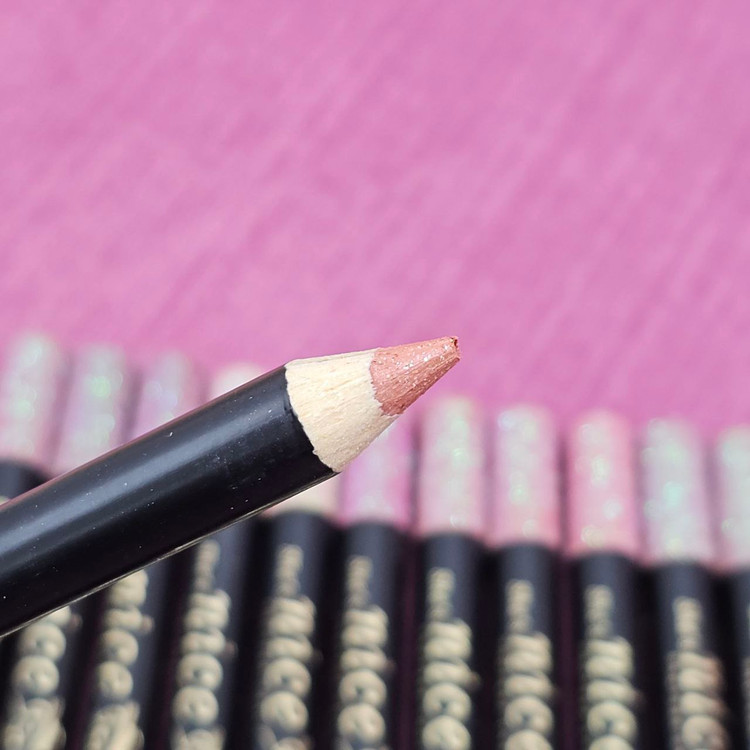 رژلب مدادی شاین دار برند نایس